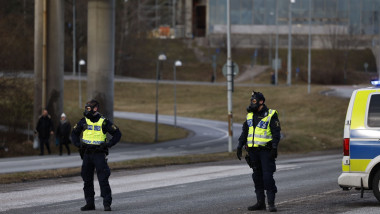 politisti suedezi cu masca de gaze pe fata