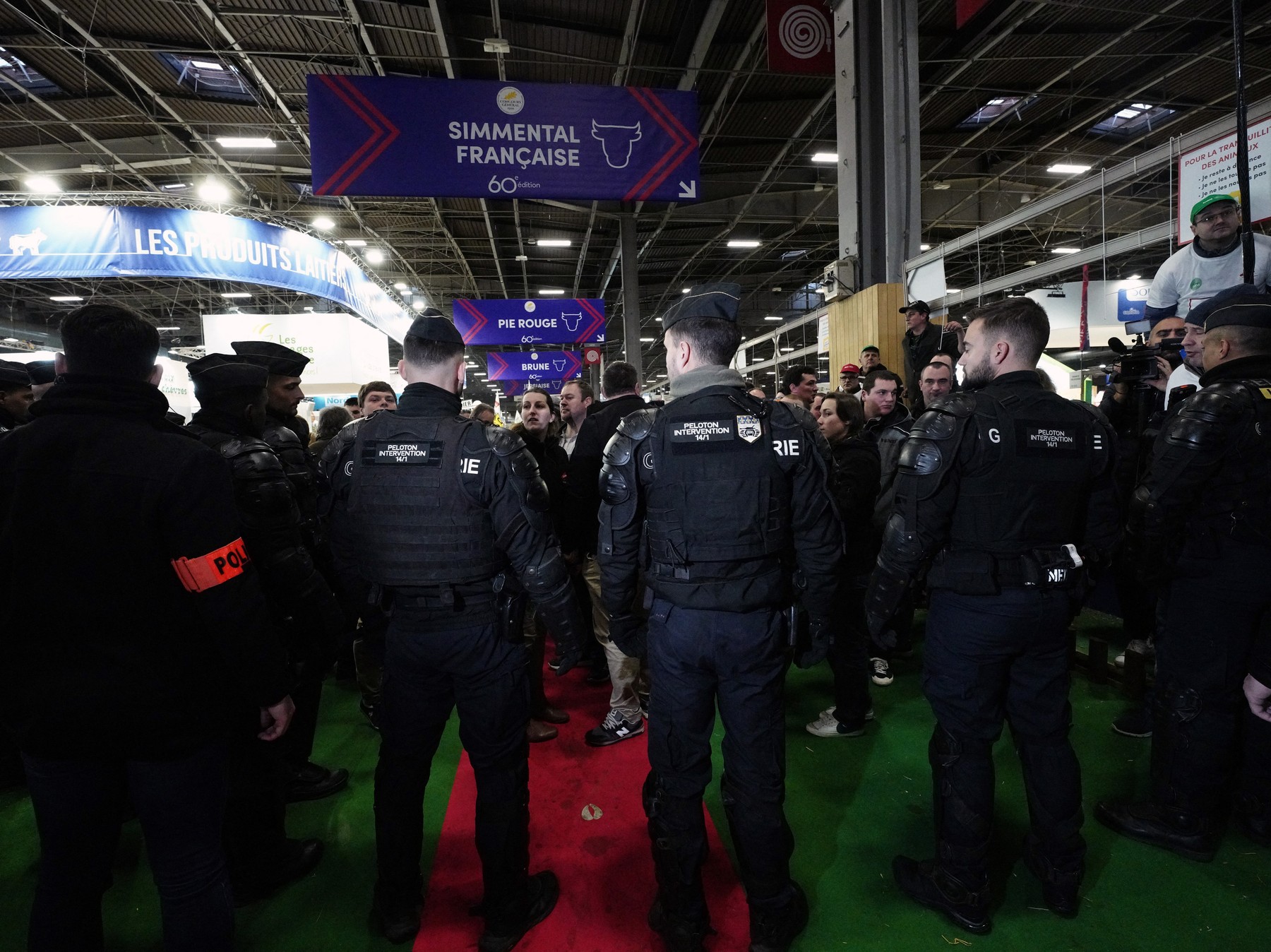 VIDEO Fermierii protestatari au forţat intrarea la Salonul de Agricultură în timpul unei vizite a lui Macron
