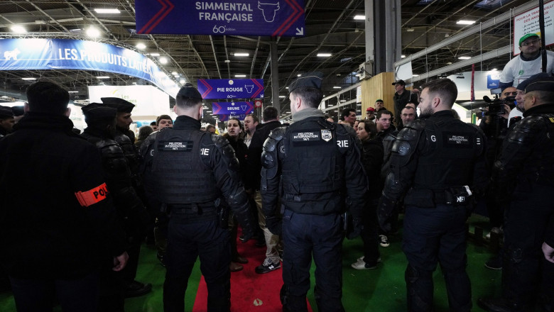 Fermierii protestatari au forţat intrarea la Salonul de Agricultură în timpul unei vizite a lui Macron