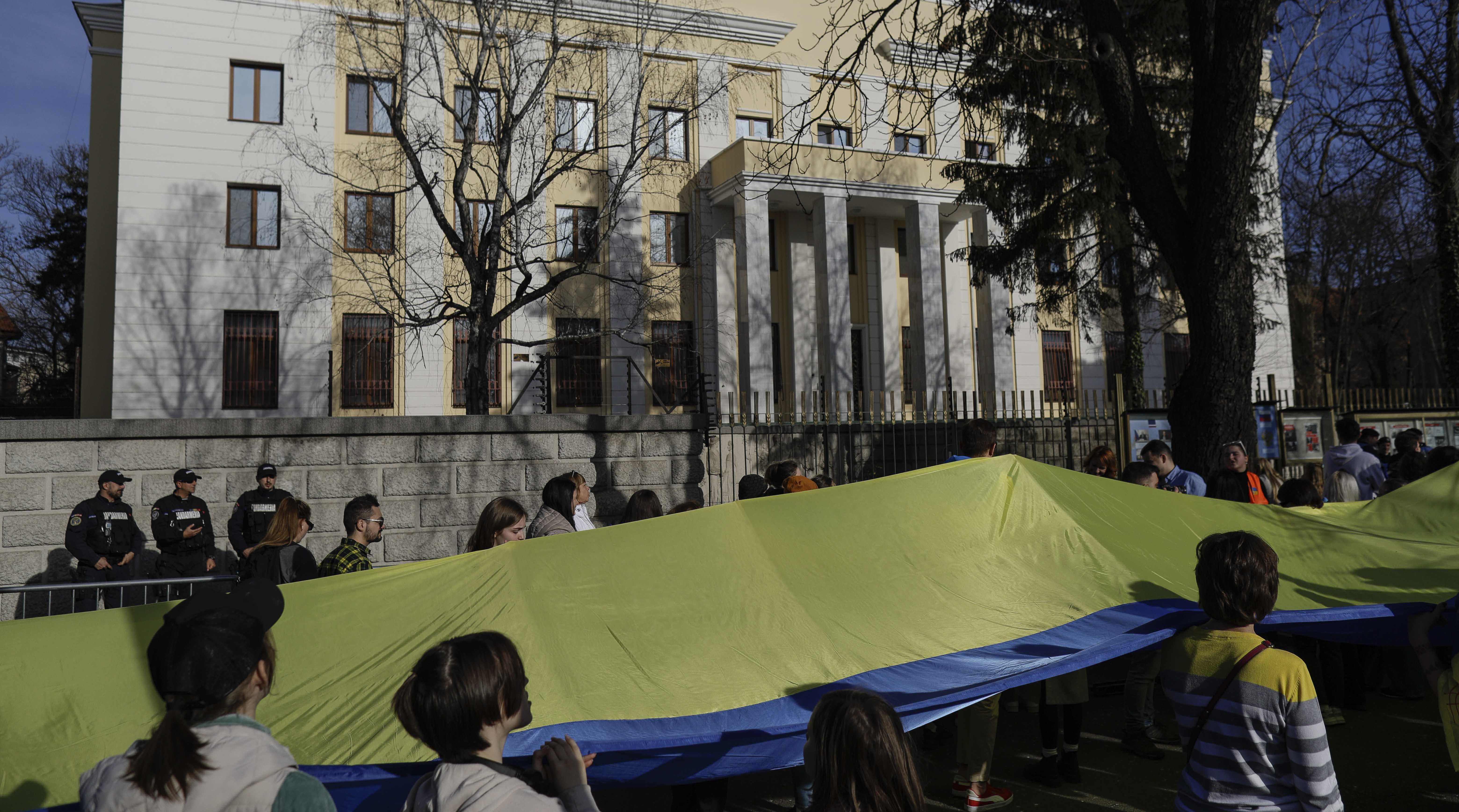 Protest al comunităţii ucrainene în fața Ambasadei Rusiei din București, la doi ani de război în Ucraina
