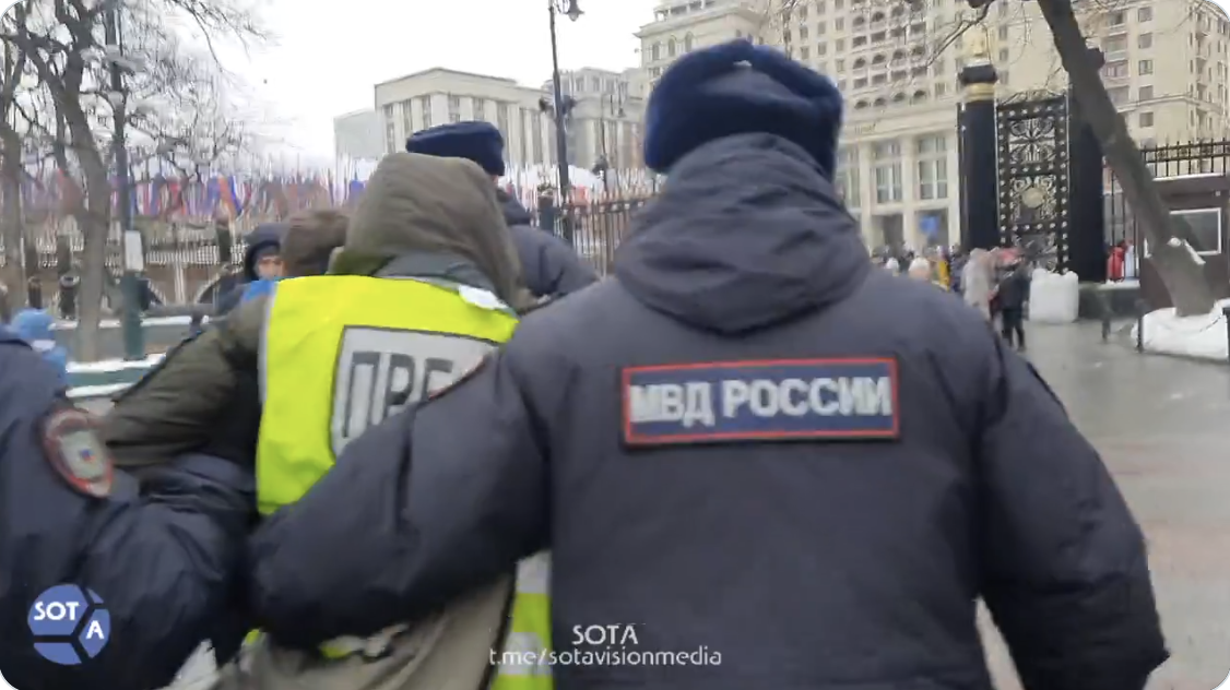 Jurnaliști arestați la Moscova, la o manifestație a soţiilor militarilor ruşi mobilizaţi în Ucraina, care cer să fie aduși acasă