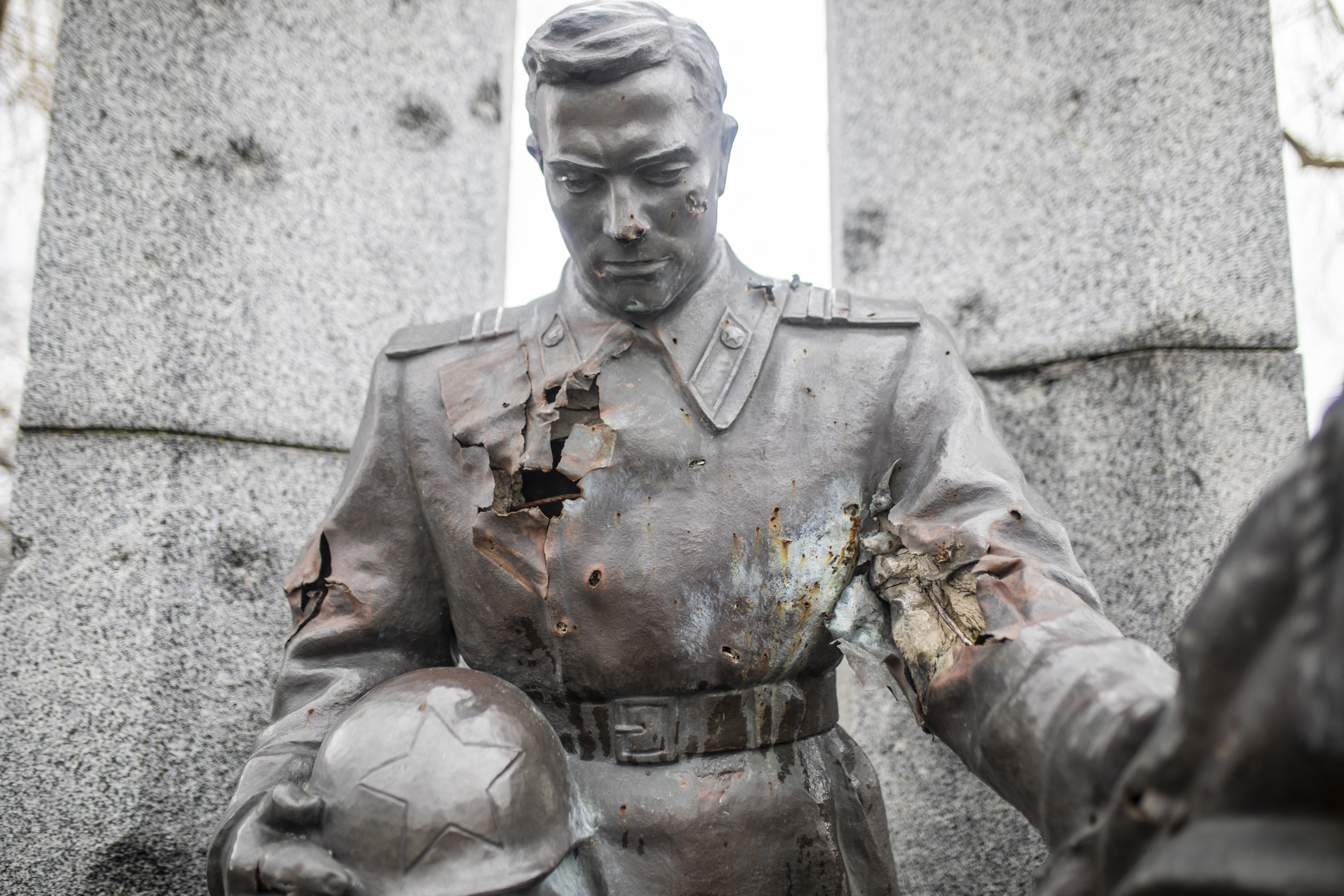 Care e raportul pierderilor dintre militarii ruși și ucraineni. Zelenski: „Adevărul e că rușii au mai mulți oameni decât noi”
