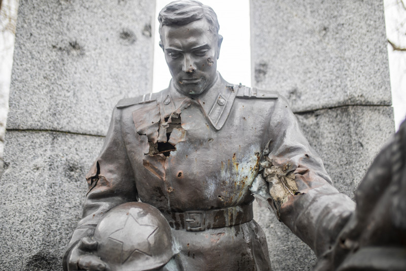 statuie ostaș sovietic