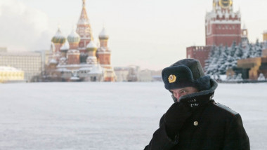 Un polițist înfruntă gerul în Piața Roșie din Moscova, acoperită de zăpăadă
