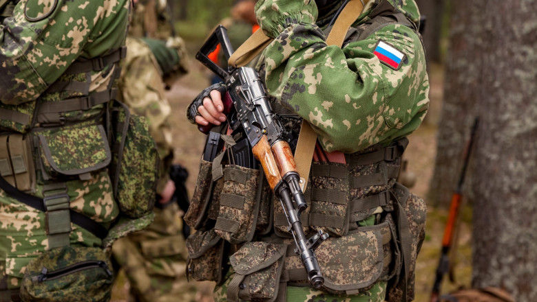 soldat rus cu pusca