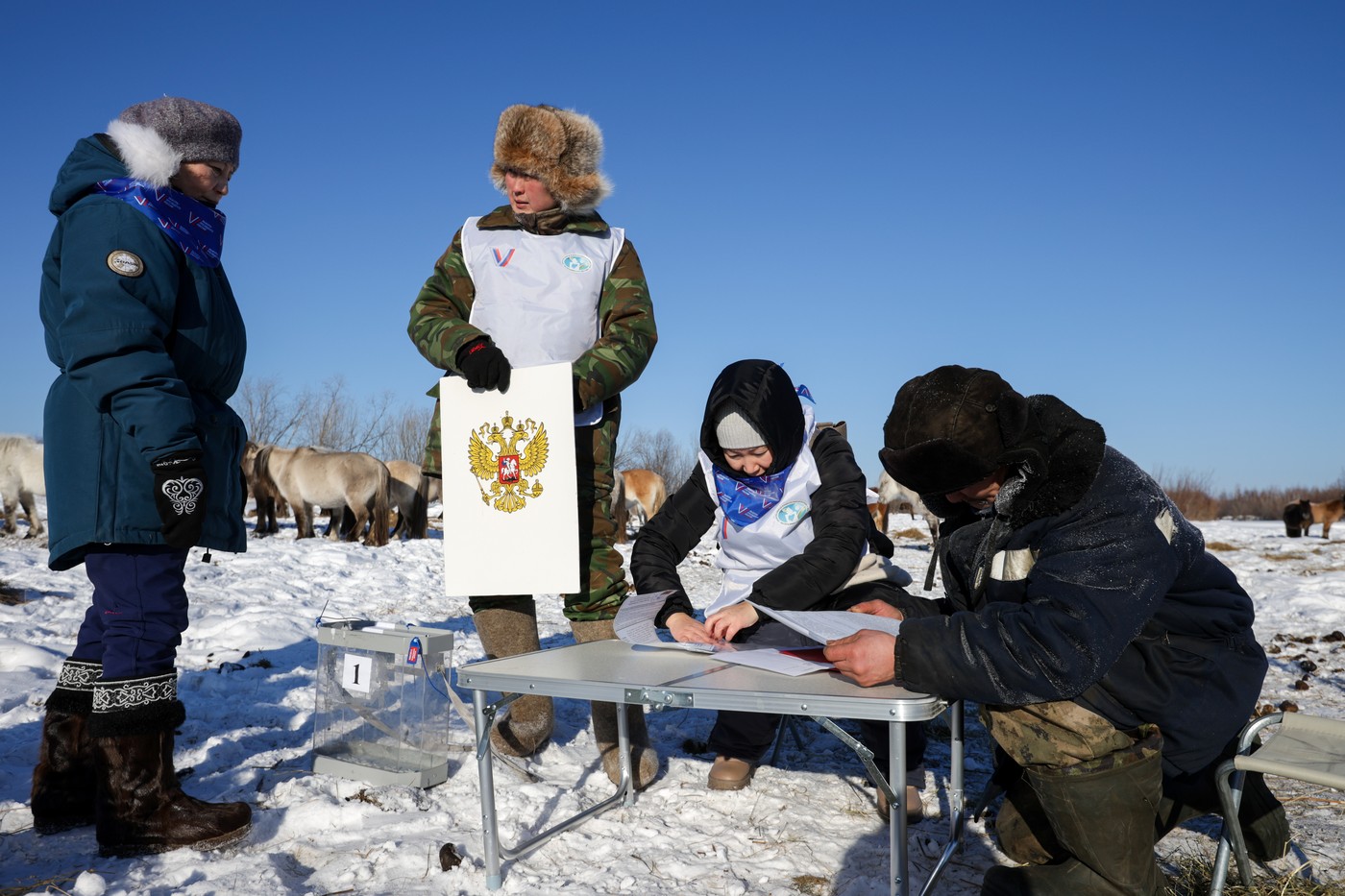 Putin trimite oficiali cu elicopterul în regiuni izolate, printre reni, ca să fie votat anticipat: „În total, au votat patru alegători”