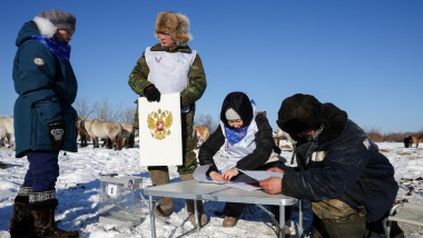 oameni votează în aer liberl în Rusia în Siberia
