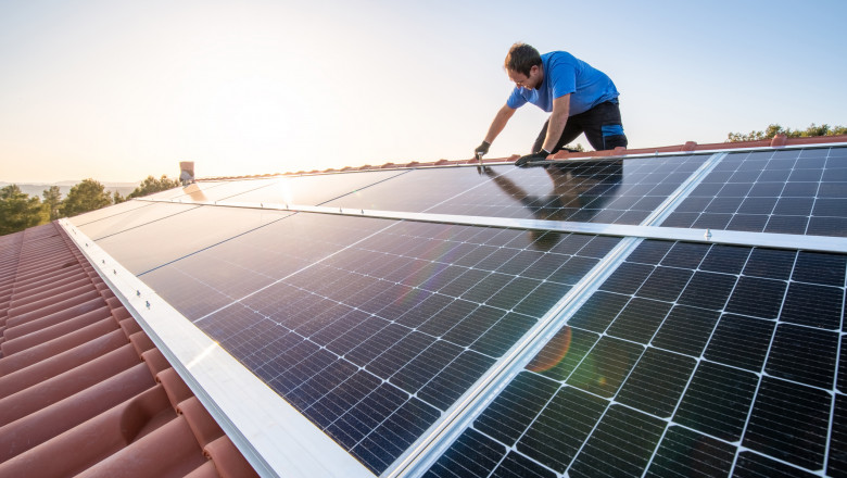 Un bărbat din Adjud a murit strivit de panouri fotovoltaice grele de peste 1,3 tone