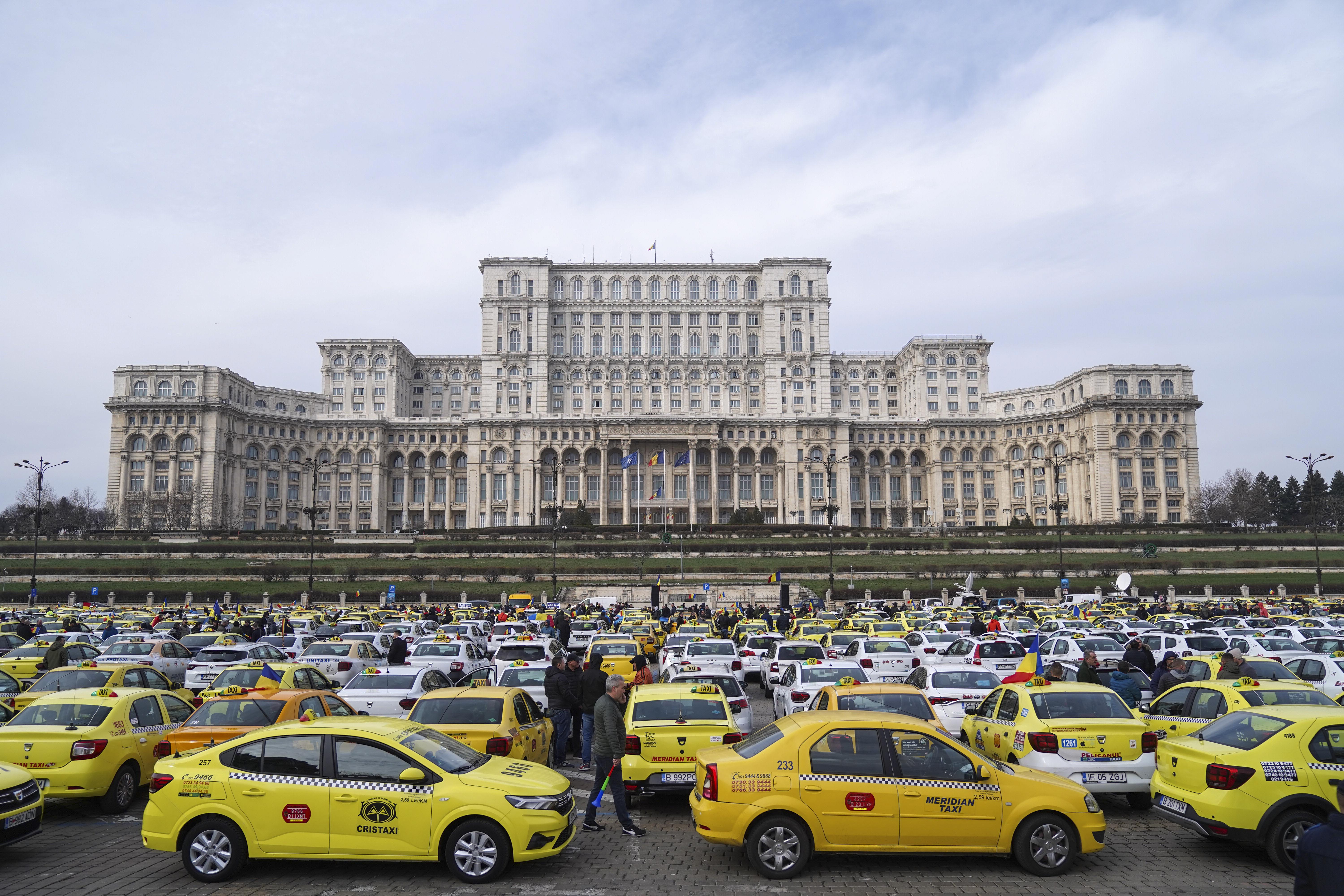 Poliția Rutieră deviază traficul în București din cauza protestului taximetriștilor