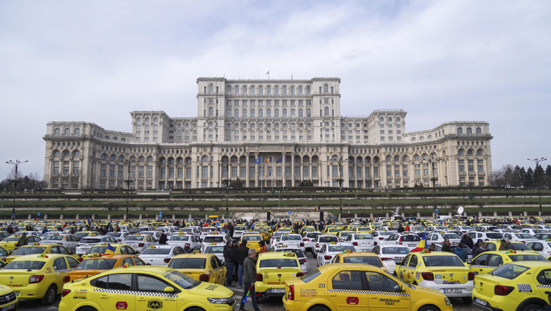 Sute de taximetriști adunati la un protest în Piața Constituției din București
