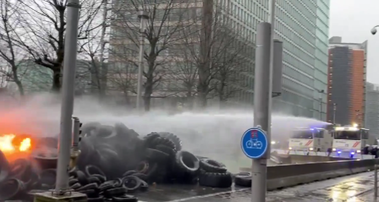 Haos la Bruxelles. Fermierii au blocat străzile cu tractoare şi au incendiat cauciucuri, în ziua reuniunii miniştrilor Agriculturii
