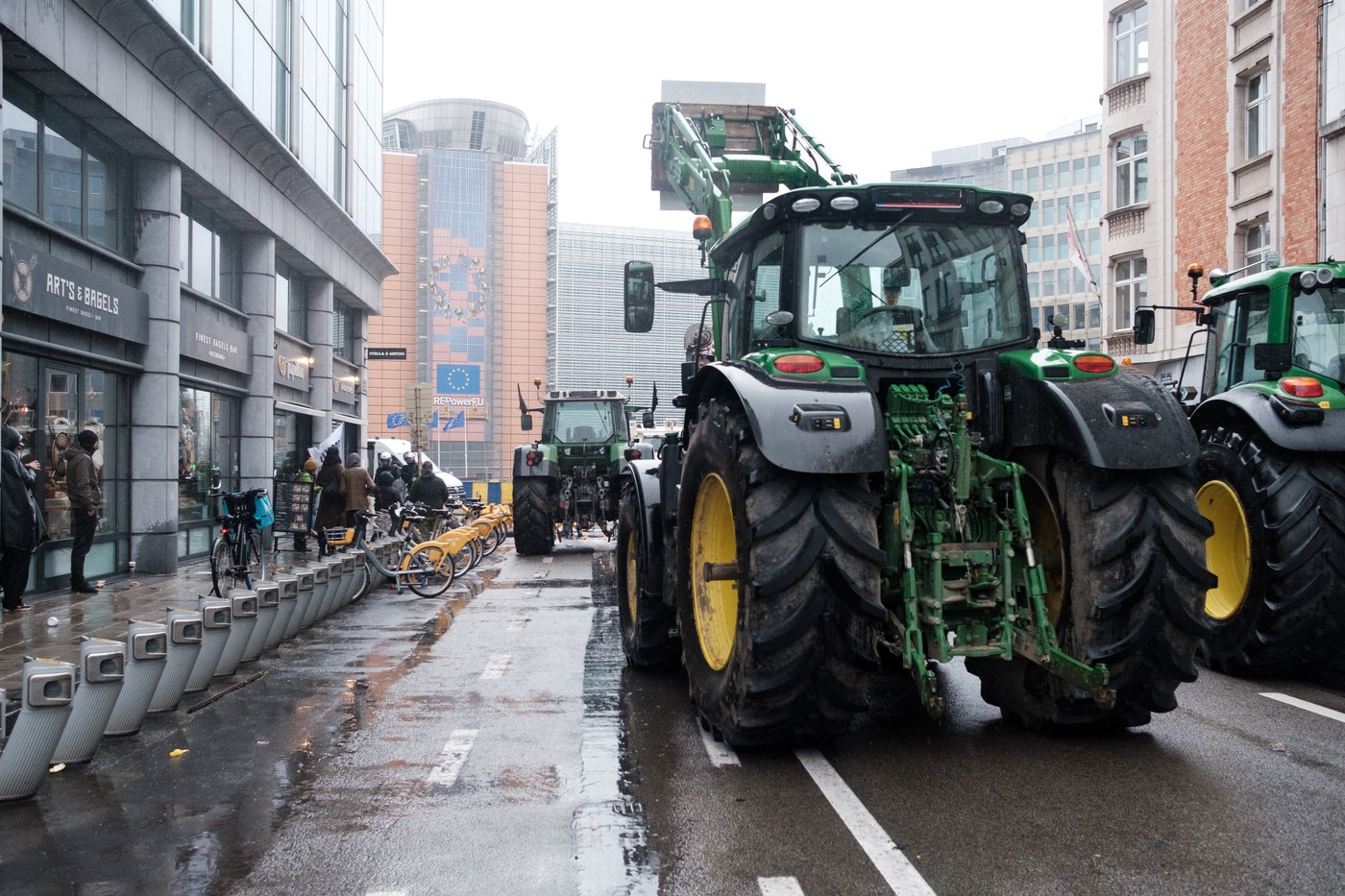Proteste violente la Bruxelles: fermierii au ieșit în stradă. Haos în capitala Belgiei, în ziua summitului UE. Circulație blocată