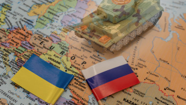harta e europei cu steagurile rusiei si al ucrainei si un tanc