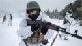 soldat ucrainean cu pușca în pădure prin zăpadă