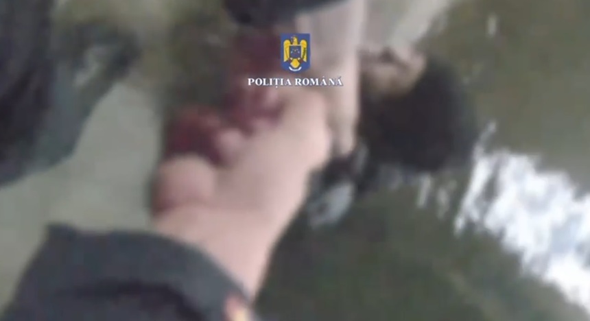 Poliţiştii din Capitală au scos din Dâmboviţa o femeie care a căzut în apă după ce i s-a făcut rău