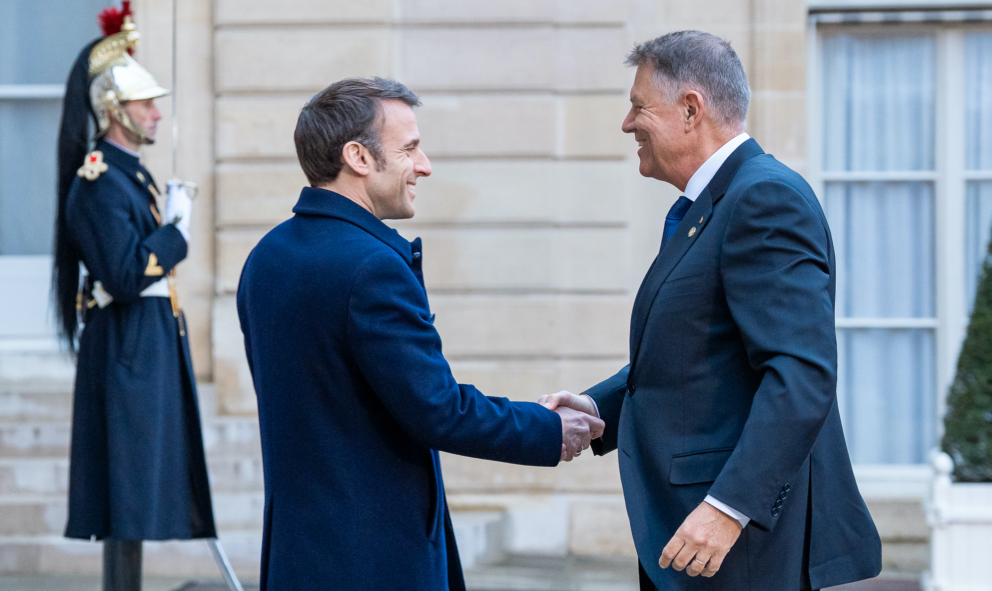 Klaus Iohannis a vorbit, la Paris, cu Emmanuel Macron, despre susţinerea Ucrainei şi situaţia de la Marea Neagră