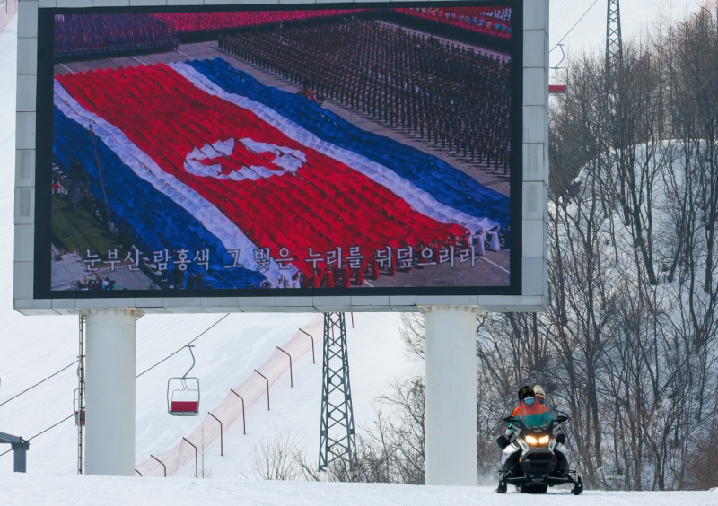 Russian tourists in North Korean ski resort