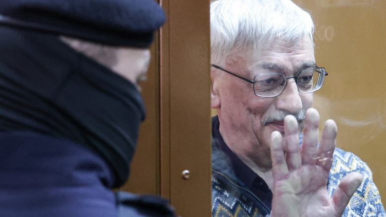 Memorial cochairman Orlov appears in court