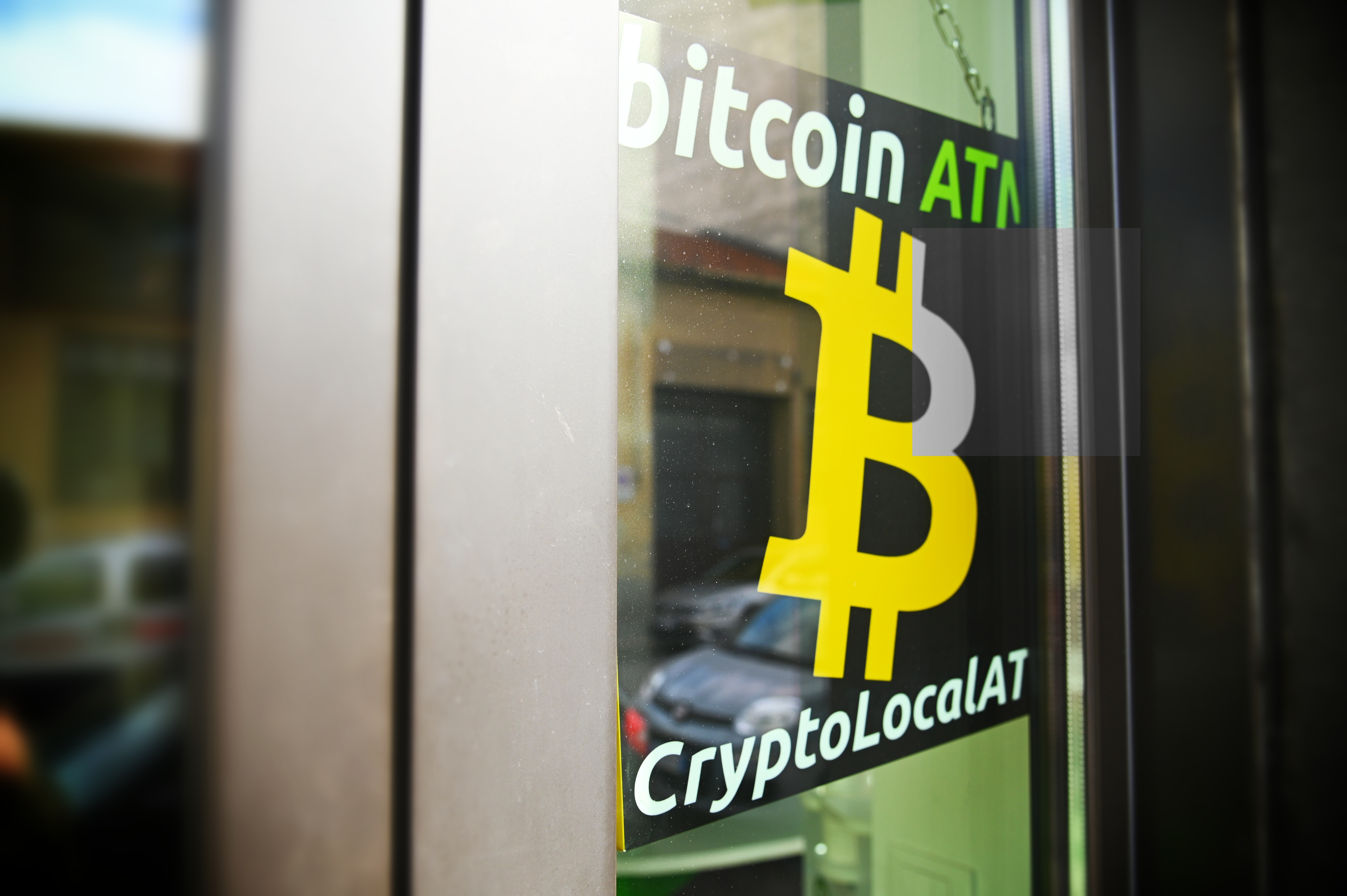 Bancomat de bitcoin, furat din centrul Bucureștiului. Hoții au fost prinși în aeroport