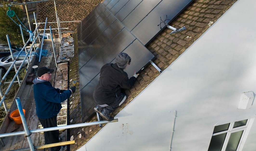 În România sunt peste 110.000 de prosumatori. Județul cu cei mai mulți producători de energie verde