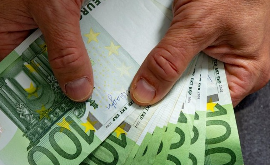 O geantă în care se aflau circa 15.000 de euro a fost găsită de un poliţist aflat la cumpărături, în parcarea unui centru comercial