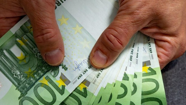 bancnote de euro in mainile unui barbat