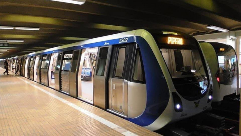 Panică la metrou, după ce două trenuri au fost aproape de coliziune. Călătorii, printre care și copii, blocați 40 de minute în tunel