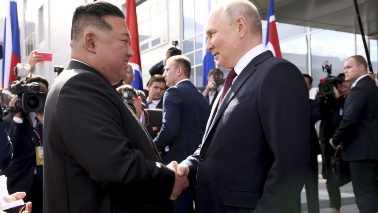Kim dă mâna cu Putin