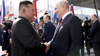 Kim dă mâna cu Putin