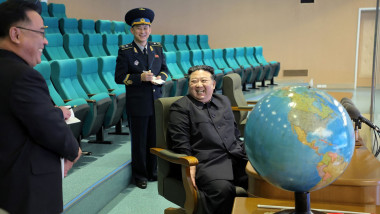 Kim râde cu militari