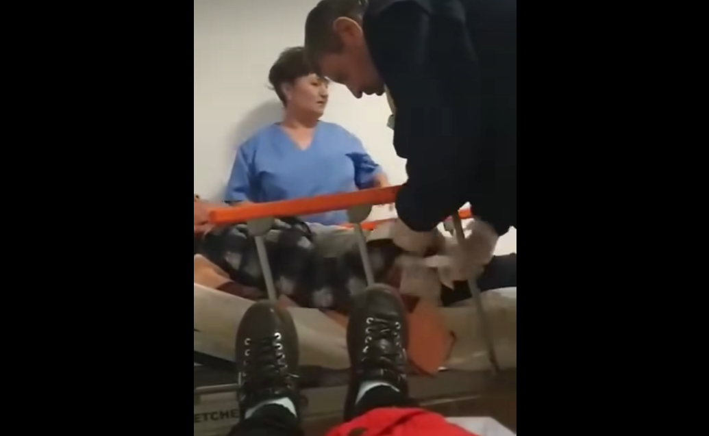Paznic de spital filmat în timp ce leagă de pat un pacient, în timp ce o asistentă spune că ar trebuit dus "la nebuni"