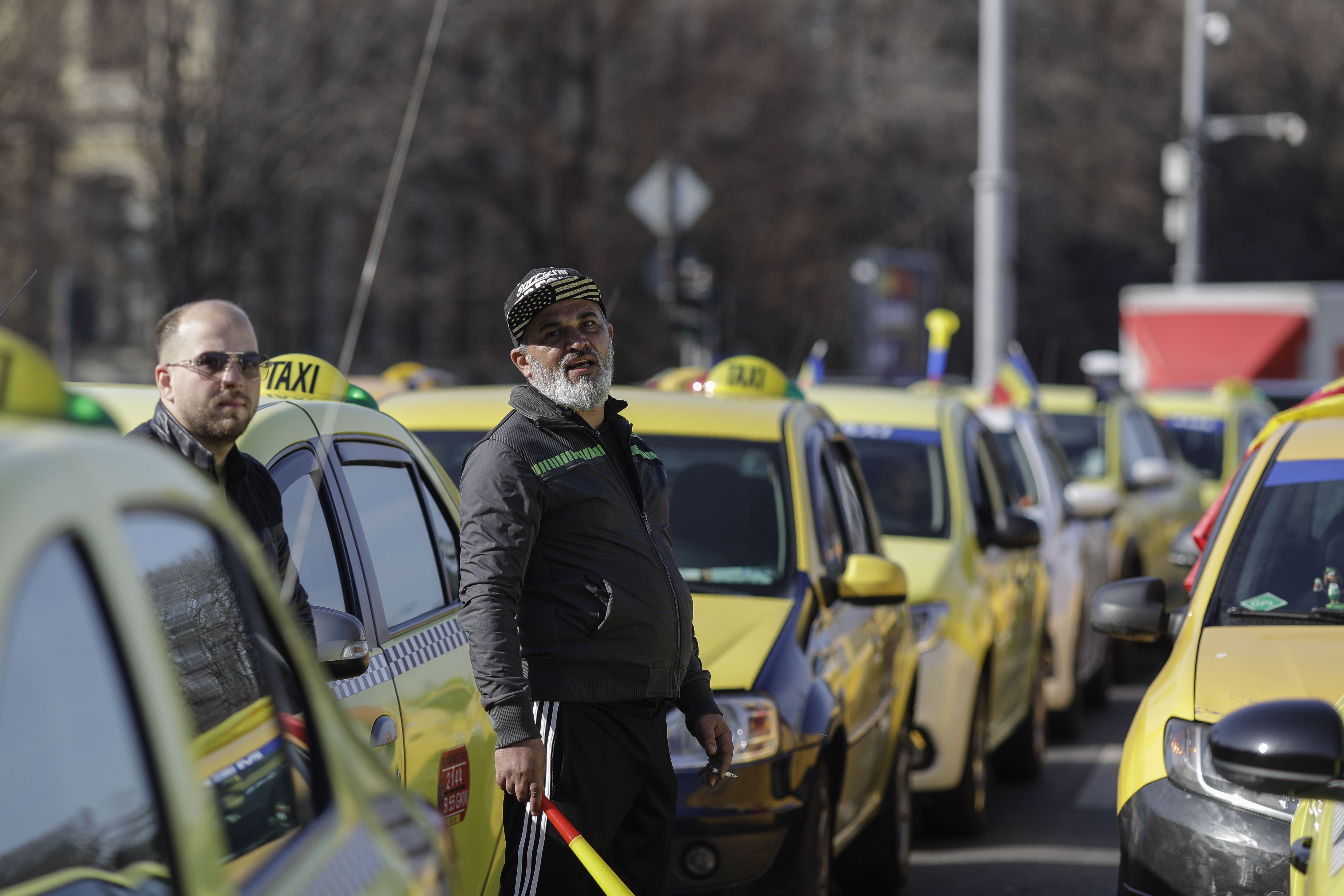 Taximetriștii au blocat traficul în centrul Capitalei și anunță că intră în greva foamei