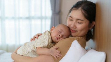 mamă cu un bebeluș în brațe în Japonia
