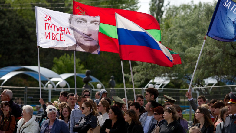 oameni in transnistria cu steaguri rusesti