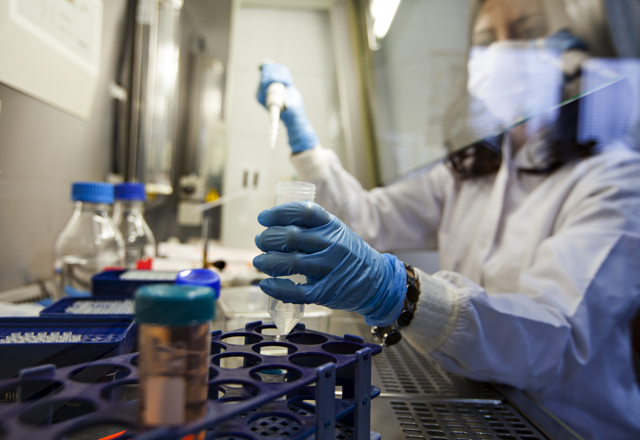 O tânără din Italia s-a infectat cu HIV într-un laborator de cercetare din Geneva. A primit despăgubiri de 145.000 de euro