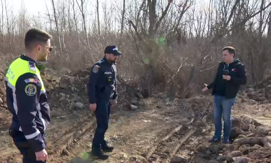 Pădure plină de resturi de betoane. Jurnaliștii care filmau, legitimați de polițiști: Să înțeleg că sunteți nemulțumit de lucrări?