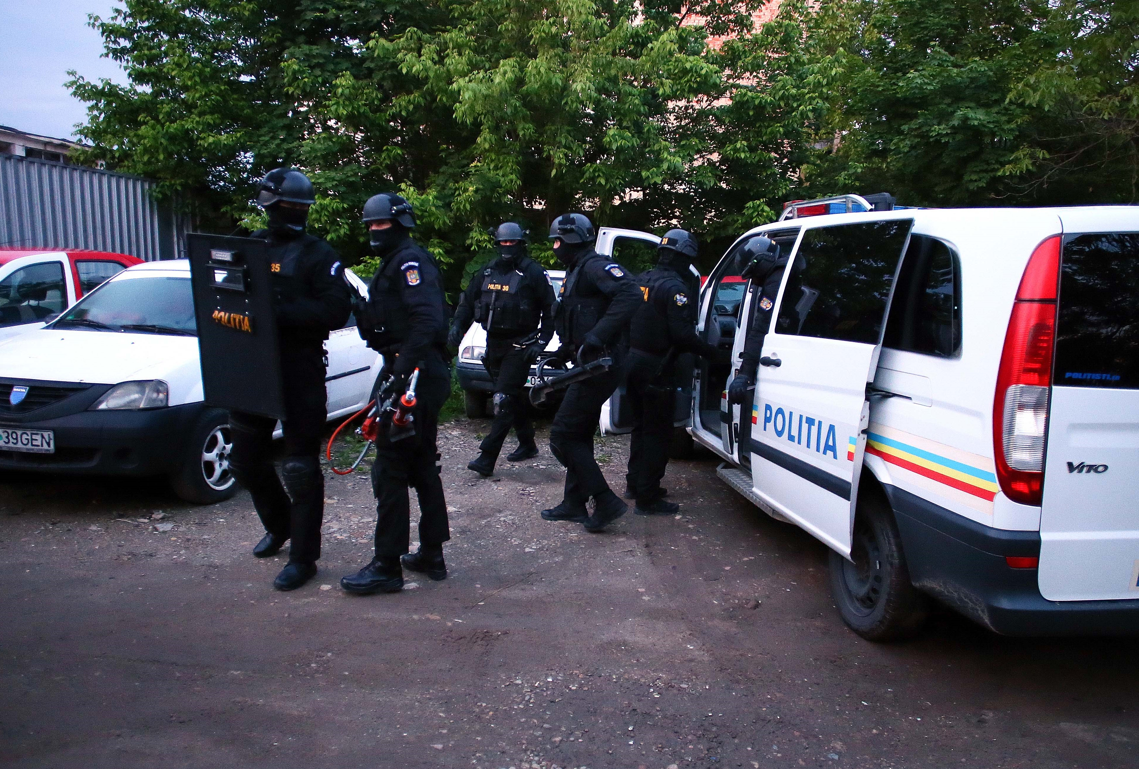 Un bărbat din Reşiţa a fost vizitat de trupele speciale, care au greșit adresa. "M-au luat din somn. Mi-au pus pistolul la cap"