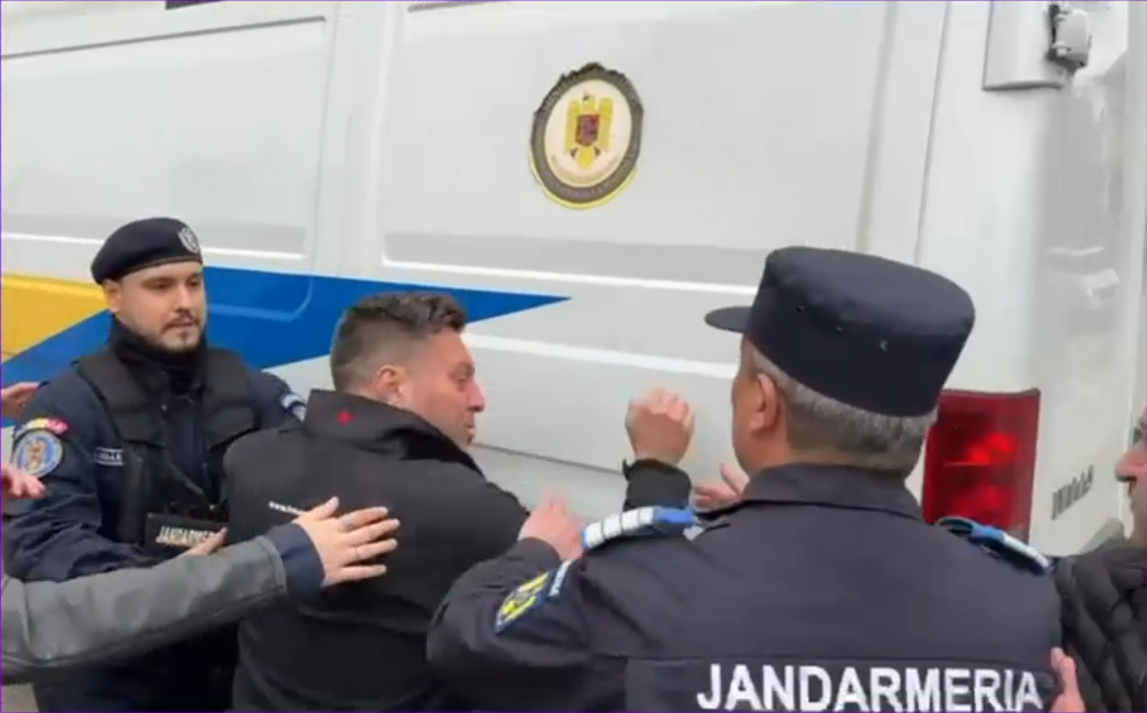 Momente sfâșietoare la procesul elevului criminal din Craiova. Tatăl victimei a lovit cu pumnii duba penitenciarului: „Te omor!”