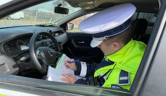 O tânără din Botoșani a oprit brusc mașina, când a văzut un echipaj de poliție. Ea și pasagerul s-au ales apoi cu dosare penale