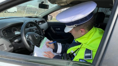 politist in masina scrie o amenda
