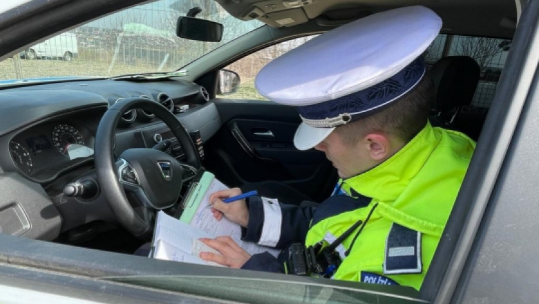 politist in masina scrie o amenda