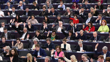 eurodeputați la vot în parlamentul european