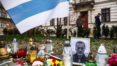 steagul opozanților pro-democrație din Rusia, alături de portretul lui Navalnîi, flori și candele