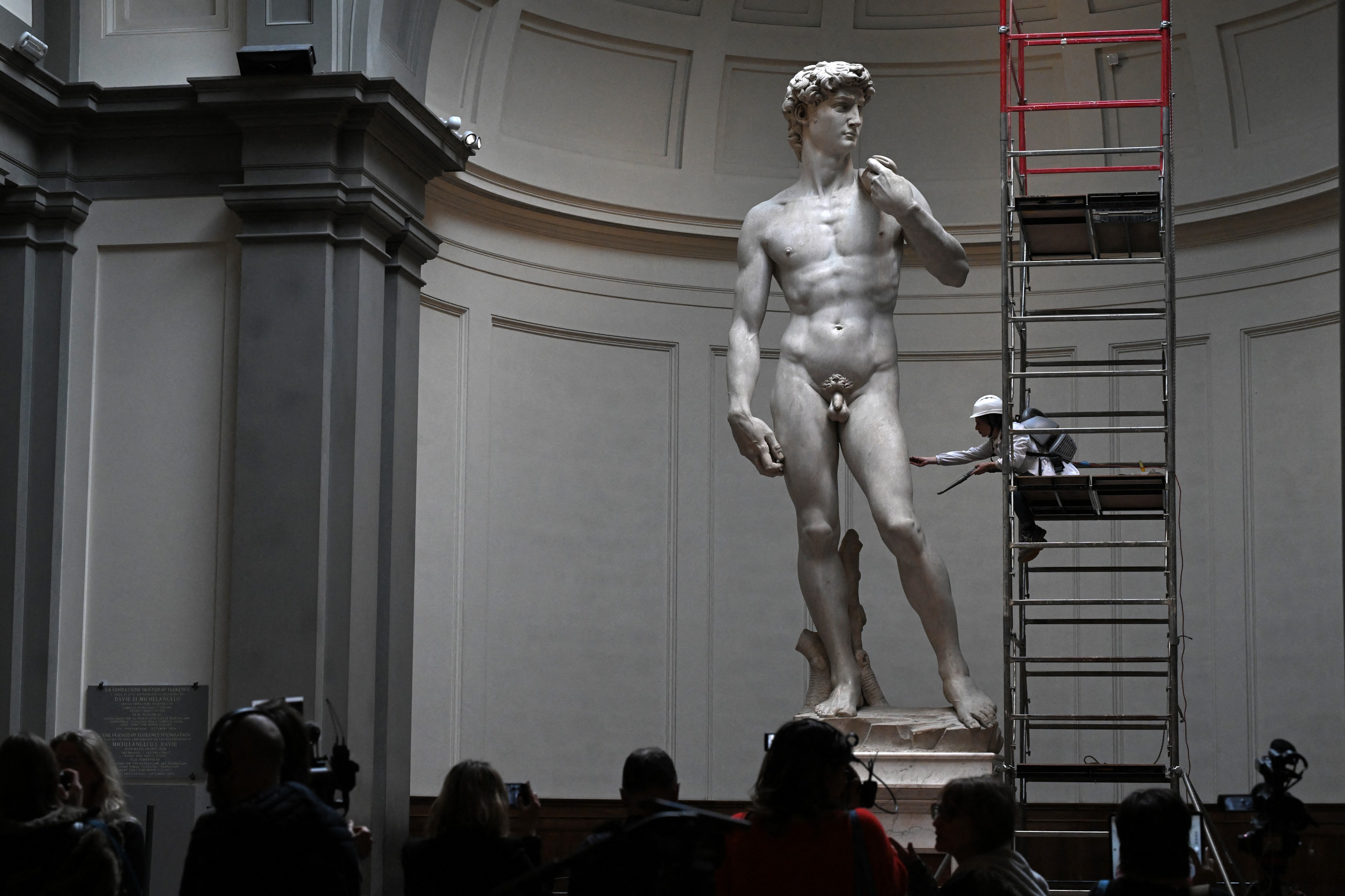 Cum e curățată de praf statuia David de Michelangelo. „Dacă o priviți de jos în sus, veți vedea o formă de pluș”