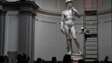 statuia lui David a lui Michelangelo curățată de praf