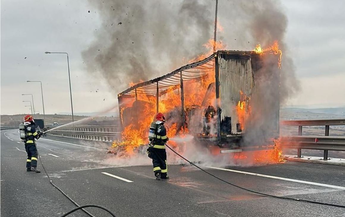 Incendiu pe A1: Un camion încărcat cu carton presat a luat foc
