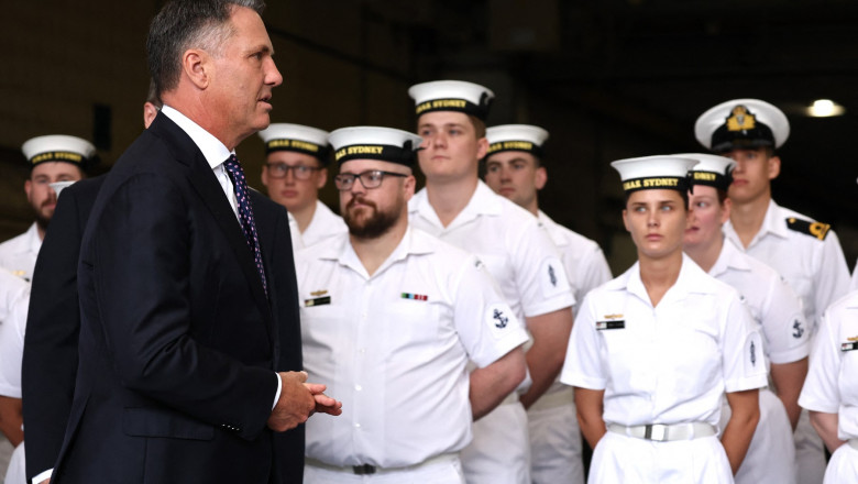 Ministrul Apărării din Australia, Richard Marles, la bordul navei marinei HMAS Canberra în Sydney.