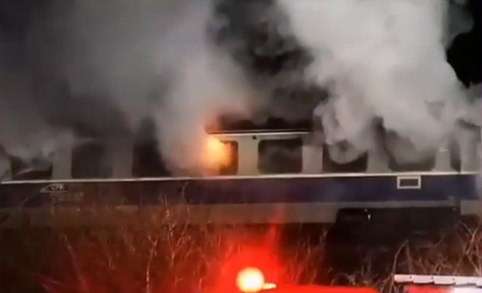 VIDEO Incendiu la un vagon de tren în Titu. Pasagerii au fost evacuaţi