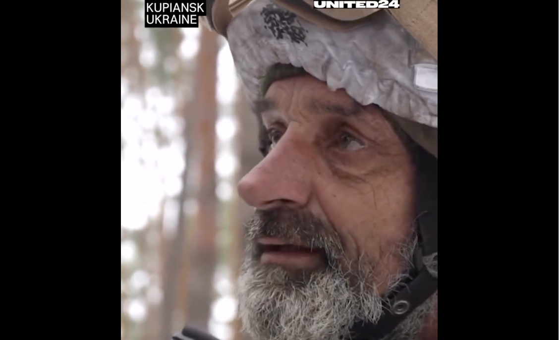 Un ucrainean în vârstă mărturisește cu lacrimi în ochi de ce s-a înrolat în armată: fiul său a murit pe front. „Am plecat la război”