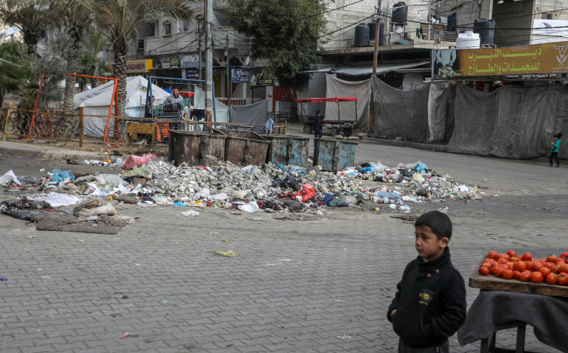 Garbage piles due to lack of public services causes danger in Gaza